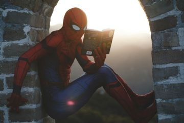 spiderman con libro
